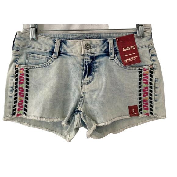 Arizona Jeans Shortie Shorts Womens Juniors Size 5 Light Wash Embroidered - Picture 1 of 6